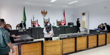 Asri Wahyuni Banteng (kemeja putih) usai menjalani Sidang lanjutan kasus dugaan korupsi pembebasan lahan Gorontalo Outer Ring Road (GORR) di Pengadiloan Tipikor Kota Gorontalo, Senin (18/1/2020).