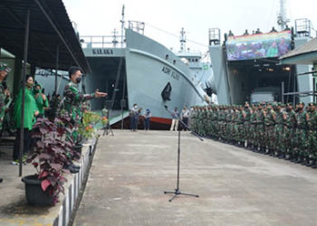 Kepala Staf Angkatan Darat, Jenderal TNI Andika Perkasa memberikan arahan saat melepas rombongan yang membawa bantuan kemanusiaan, menggunakan tiga kapal milik TNI AD.