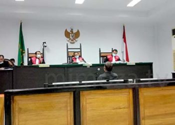 Sekertaris Daerah (Sekda) Provinsi Gorontalo, Darda Daraba yang menjadi saksi di sidang lanjutan kasus dugaan korupsi pembebasan lahan Gorontalo Outer Ring Road (GORR) dengan terdakwa Ibrahim dan Farid Siradju,kembali digelar di Pengadilan Tipikor Gorontalo, Senin (1/2/2021). Foto: Lukman Polimengo.