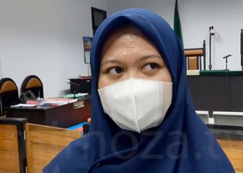 Lia Samiden, salah seorang warga yang lahannya digusur oleh pemerintah untuk pembangunan jalan lingkar luar Gorontalo itu hadir di persidangan dan meminta keadilan terhadap status tanah milik orang tuanya yang telah digusur. Foto: Lukman Polimengo