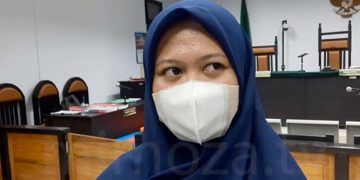 Lia Samiden, salah seorang warga yang lahannya digusur oleh pemerintah untuk pembangunan jalan lingkar luar Gorontalo itu hadir di persidangan dan meminta keadilan terhadap status tanah milik orang tuanya yang telah digusur. Foto: Lukman Polimengo