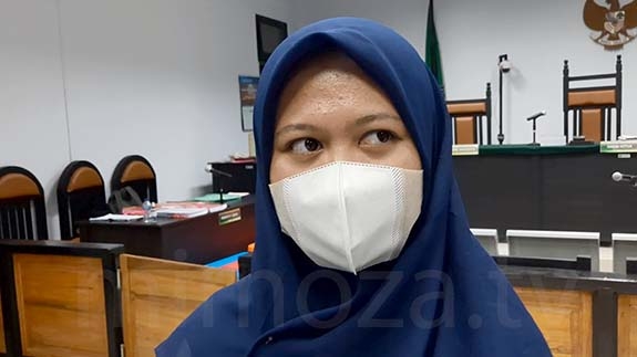 Lia Samiden, salah seorang warga yang lahannya digusur oleh pemerintah untuk pembangunan jalan lingkar luar Gorontalo itu hadir di persidangan dan meminta keadilan terhadap status tanah milik orang tuanya yang telah digusur. Foto: Lukman Polimengo