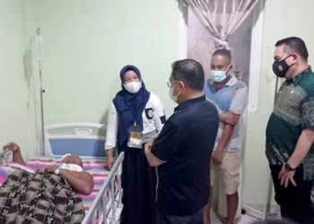 Wali Kota Gorontalo, Marten A. Taha, saat menjenguk kondisi korban bencana tanah longsor, didampingi oleh Kepala Satpol PP Kota Gorontalo, Muhammad Mulky Datau. Foto: Humas Pemkot Gorontalo.