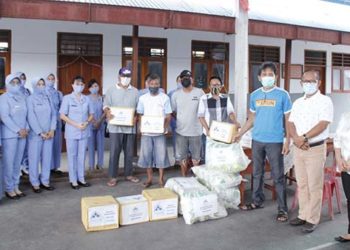 Ketua Pia Ardhya Garini Cabang 9 Daerah II Lanud Sam Ratulangi, Lidya Abram Tumanduk beserta pengurus, menyalurkan bantuan sosial kepada korban banjir di Manado, Provinsi Sulawesi Utara, Senin (08/02/2021).