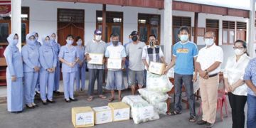 Ketua Pia Ardhya Garini Cabang 9  Daerah II Lanud Sam Ratulangi, Lidya Abram Tumanduk beserta pengurus, menyalurkan bantuan sosial kepada korban banjir di Manado, Provinsi Sulawesi Utara, Senin (08/02/2021).