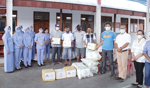 Ketua Pia Ardhya Garini Cabang 9  Daerah II Lanud Sam Ratulangi, Lidya Abram Tumanduk beserta pengurus, menyalurkan bantuan sosial kepada korban banjir di Manado, Provinsi Sulawesi Utara, Senin (08/02/2021).