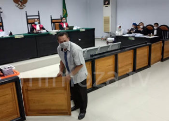 Ketua DPRD Provinsi Gorontalo, Paris Yusuf, usai menjadi saksi dalam persidangan kasus dugaan korupsi pembebasan lahan GORR.