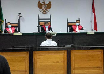 Ketua DPRD Provinsi Gorontalo, Paris Yusuf, saat menjadi saksi pada sidang kasus dugaan korupsi Gorontalo Outer Ring Road, di Pengadilan Tipiukor Gorontalo.Foto: Lukman Polimengo.