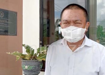 Mantan Ketua DPRD Provinsi Gorontalo, Rustam Akiki, saat diwawancarai usa menjadi saksi dalam sidang lanjutan kasus dugaan korupsi pembebasan lahan GORR.