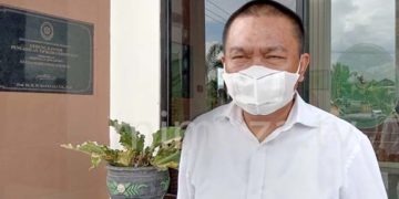 Mantan Ketua DPRD Provinsi Gorontalo, Rustam Akiki, saat diwawancarai usa menjadi saksi dalam sidang lanjutan kasus dugaan korupsi pembebasan lahan GORR.