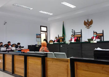 Mantan Sekda Provinsi Gorontalo, Winarni Monoarfa, saat menjadi saksi dalam persidangan kasus dugaan korupsi mega proyek GORR. Foto: Lukman/mimoza.tv