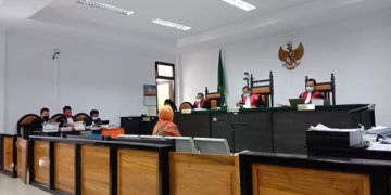 Mantan Sekda Provinsi Gorontalo, Winarni Monoarfa, saat menjadi saksi dalam persidangan kasus dugaan korupsi mega proyek GORR. Foto: Lukman/mimoza.tv