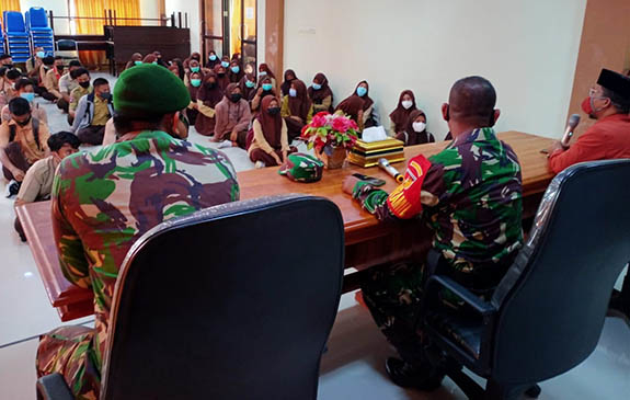 Babinsa Koramil 01/Paguat, Kodim 1313/Pohuwato melaksanakan kampanye kreatif Penerimaan TAMTAMA PK TNI-AD Gel 1 TA 2021 di Madrasah Alia Negeri Paguat, Kabupaten Pohuwato, Kamis (18/2/2021).