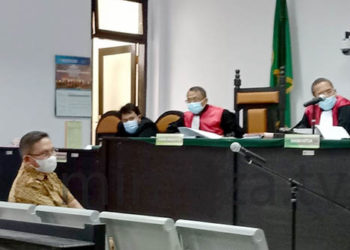 Wali Kota Gorontalo, Marten Taha, saat menjadi saksi pada sidang lanjutan kasus dugaan korupsi mega proyek jalan lingkar luar Gorontalo dengan terdakwa Farid Siradju dan Ibrahim, yang digelar di Pengadilan Tipikor Gorontalo, Senin (8/2/2021).