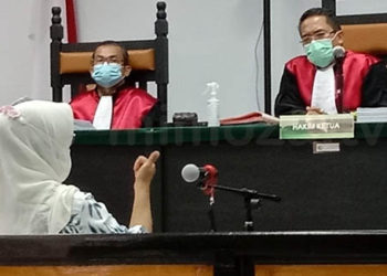 Asri Wahyuni Banteng (AWB).saat memberikan kesaksian pada sidang kasus dugaak korupsi pengadaan lahan GORR, dengan terdakwa Ibrahim dan Farid Siradju, yang digelar di Pengadilan Tipikor Gorontalo, Selasa (23/3/2021).