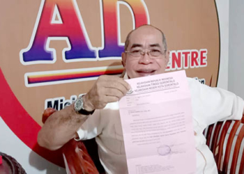 Adhan Dambea saat menunjukan surat dari Kejaksaan Negeri Kota Gorontalo yang menghentikan penyelidikan, penanganan perkara dugaan tindak pidana korupsi,, adanya kerugian negara yang dilaporkan oleh Lembaga Swadaya Masyarakat (LSM) Solidaritas Organisasi dan Relawan Gorontalo (SORGA).