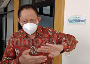 Gubernur Gorontalo periode 2009 -2021, Gusnar Ismail, diwawancarai usai menjadi saksi di sidang dugaan korupsi pembebasan lahan GORR.