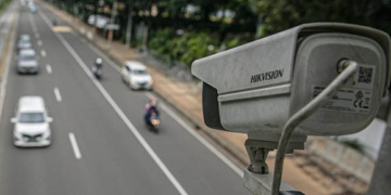 Manera pengawas yang dipasang untuk memantau kendaraan, saat penerapan tilang elektronik atau Elektronic Traffic Law Enforcement (ETLE). Sumber foto; Tribratanew POLRI.