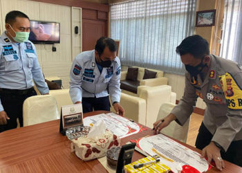 Kapolres Gorontalo Kota, AKBP Desmont Harjendro, saat menandatangani piagam Fakta Integritas, juga sebagai saksi atas komitmen Lapas Kelas II A Gorontalo dalam mewujudkan Zona Integritas menuju WBK dan WBBM.