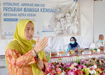 Wakil Ketua Komisi IX DPR RI, Nihayatul Wafiroh, saat memberikan materi pada kegiatan sosialisasi, advokasi, dan KIE program bangga kencana bersama mitra kerja, BKKBN Provinsi Gorontalo, yang digelar di Desa Bongoime, Kecamatan Tilongkabila, Kabupaten Bone Bolango, Rabu (17/3/2021). Foto: Lukman Polimengo.