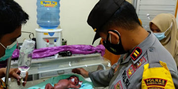 Kapolsek Tapa IPTU M. Atmal Fauzi, saat melihat kondisi bayi yang saat ini tengah menjalani perawatan medis di RS Toto