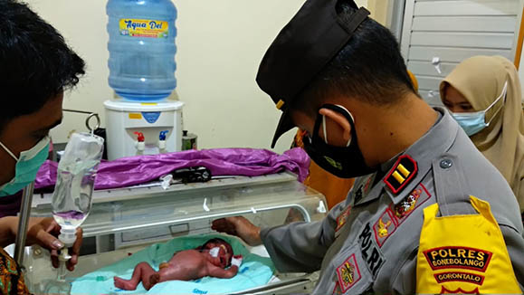 Kapolsek Tapa IPTU M. Atmal Fauzi, saat melihat kondisi bayi yang saat ini tengah menjalani perawatan medis di RS Toto