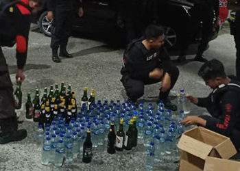 Sebuah warung yang berada di jalan Raja Eyato, Kecamatan Kota Selatan, Kota Gorontalo digerebek aparat Polres Gorontalo Kota, lantaran diduga menjadi distributor minuman keras jenis cap tikus, Senin (15/3/2021) malam. Foto: Istimewa.