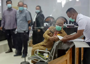 Gubernur Gorontalo, Rusli Habibie, jadii saksi dalam sidang dugaan korupsi mega proyek Gorontalo Outer Ring Road (GORR), dengan terdakwa Ibrahim dan Farid Siradju, yang digelar di pengadilan Tipikor Gorontalo, Senin (8/3/2020).