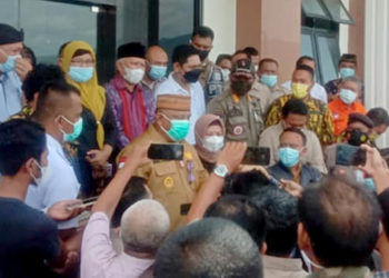 Gubernur Gorontalo, Rusli Habibie, memberikan keterangan usai menjadi saksi pada sidang kasus dugaan korupsi GORR, di Pengadilan Tipikor Gorontalo.
