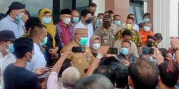 Gubernur Gorontalo, Rusli Habibie, memberikan keterangan usai menjadi saksi pada sidang kasus dugaan korupsi GORR, di Pengadilan Tipikor Gorontalo.