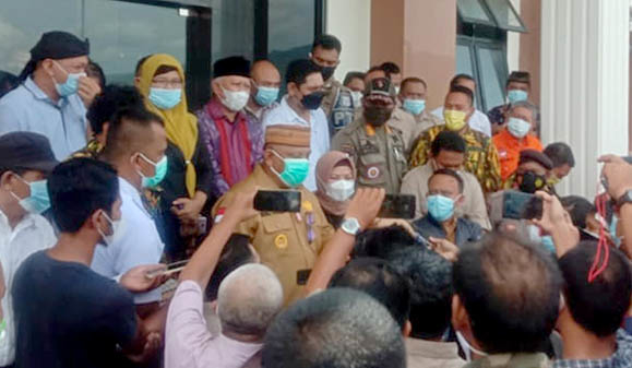 Gubernur Gorontalo, Rusli Habibie, memberikan keterangan usai menjadi saksi pada sidang kasus dugaan korupsi GORR, di Pengadilan Tipikor Gorontalo.