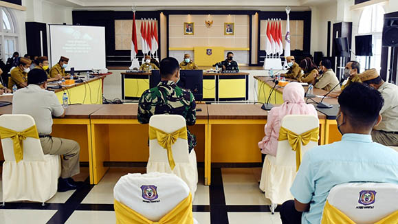 Membahas percepatan pengadaan lahan pembangunan Sekolah Calon Bintara (SECABA), Komandan Korem 133/Nani Wartabone Brigjen TNI Bagus Antonov Hardito, bersama Kepala Seksi Logistik Kasrem 133/NW Kolonel Cpl Adolf S. Simanjuntak, mengikuti rapat lanjutan bersama pimpinan daerah, yang digelar di Aula Jabatan Gubernur Gorontalo Jl. Nani Wartabone - Kota Gorontalo, Senin (22/3/2021).