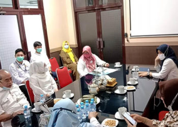 Tim Reses Dewan perwakilan Rakyat (DPRD) Provinsi Gorontalo, Dapil I Kota Gorontalo yang terdiri dari Adhan Dambea, Indiriani Dunda, serta Arifin Ali melakukan rapat dengar pendapat di Kantor Balai Prasarana Pemukiman Wilayah Gorontalo, Selasa (9/3/2021). Foto: Lukman Polimengo.