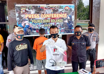 jajaran Polres Bone Bolango saat merilis penangkapan pelaku pencurian mobil, Jumat (26/3/2021). Foto: Lukman Polimengo.