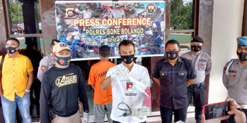 jajaran Polres Bone Bolango saat merilis penangkapan pelaku pencurian mobil, Jumat (26/3/2021). Foto: Lukman Polimengo.