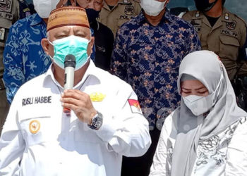 Gubernur Gorontalo, Rusli Habibie, saat memberikan keterangan kepada wartawan, usai menjadi saksi di sidang perkara kasus GORR.