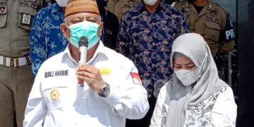 Gubernur Gorontalo, Rusli Habibie, saat memberikan keterangan kepada wartawan, usai menjadi saksi di sidang perkara kasus GORR.