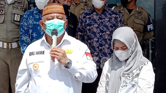 Gubernur Gorontalo, Rusli Habibie, saat memberikan keterangan kepada wartawan, usai menjadi saksi di sidang perkara kasus GORR.