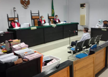 Mantan Ketua DPRD Provinsi Goirontalo, Rustam Akili, kembali memenuhi undangan Kejaksaan, sebagai saki dalam sidang kasus dugaan korupsi pembebasan lahan proyek jalan Gorontalo Outer Ring Road, di Pengadilan Tipikor, dengan terdakwa Asri Wahyuni Banteng, Kamis (25/3/2020).