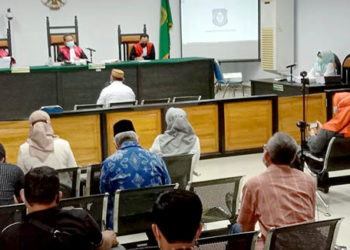 Gubernur Gorontalo, Rusli Habibie saat menjadi saksi dalam sidang perkara dugaan korupsi pengadaan lahan proyek pembangunan jalan Gorontako Outer Ring Road dengan tersangka Asri Wahyuni Banteng (AWB) kembali digelar di pengadilan Tipikor Gorontalo, Rabu (10/3/2021).