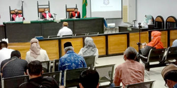 Gubernur Gorontalo, Rusli Habibie saat menjadi saksi dalam sidang perkara dugaan korupsi pengadaan lahan proyek pembangunan jalan Gorontako Outer Ring Road dengan tersangka Asri Wahyuni Banteng (AWB) kembali digelar di pengadilan Tipikor Gorontalo, Rabu (10/3/2021).