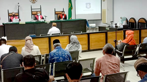 Gubernur Gorontalo, Rusli Habibie saat menjadi saksi dalam sidang perkara dugaan korupsi pengadaan lahan proyek pembangunan jalan Gorontako Outer Ring Road dengan tersangka Asri Wahyuni Banteng (AWB) kembali digelar di pengadilan Tipikor Gorontalo, Rabu (10/3/2021).