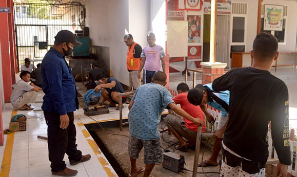 Mendorong warga binaan pemasyarakatan (WBP) menjadi produktif, Lapas Kelas II A Gorontalo menggelar pelatihan ketrampilan perbengkelan dan menjahit.