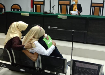 Asri Wahyuni Banteng, usai mendengarkan putusan Majelis Hakim di Pengadilan Tipikor Gorontalo, Senin (27/4/2021).