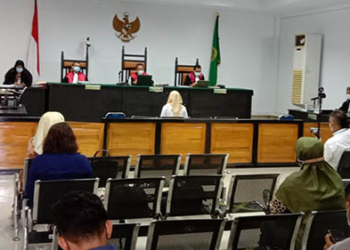 Asri Wahyuni Banteng (AWB) saat membacakan mota pembelaan dalam sidang kasus dugaan korupsi pngadaan lahan proyek jalan GORR.