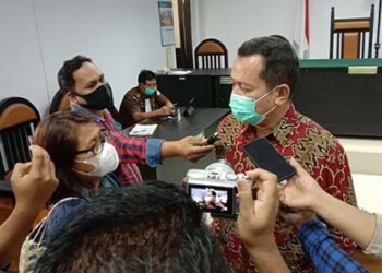 Achmad Benyamin Daniel, salaku penasehat hukum terdakwa Ibrahim ST dan Farid Siradju, saat memberikan keterangan kepada wartawan. Foto: Lukman Polimengo/mimoza.tv
