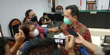 Achmad Benyamin Daniel, salaku penasehat hukum terdakwa Ibrahim ST dan Farid Siradju, saat memberikan keterangan kepada wartawan. Foto: Lukman Polimengo/mimoza.tv