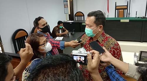 Achmad Benyamin Daniel, salaku penasehat hukum terdakwa Ibrahim ST dan Farid Siradju, saat memberikan keterangan kepada wartawan. Foto: Lukman Polimengo/mimoza.tv