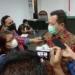 Achmad Benyamin Daniel, salaku penasehat hukum terdakwa Ibrahim ST dan Farid Siradju, saat memberikan keterangan kepada wartawan. Foto: Lukman Polimengo/mimoza.tv