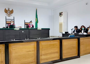 Tim Penasehat Hukum terdakwa Ibrahim dan Farid Siradju saat membacakan nota pembelaan.